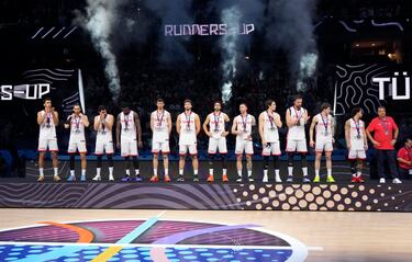 La selección de Turquía, en el podio como subcampeona de Europa.