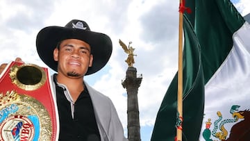 Emanuel Navarrete posando con su cinturón y la bandera de México.