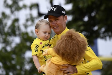 El hijo de Froome se roba el show en la premiación del Tour