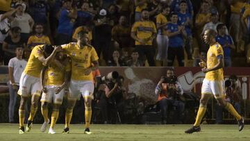 Jugadores de Tigres festejan una anotaci&oacute;n ante Veracruz, durante el partido correspondiente a la jornada 6 del Torneo Apertura 2018 celebrado en el estadio Universitario de la ciudad de Monterrey.