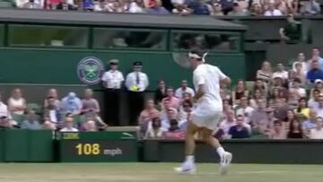 Federer puso a todo Wimbledon de pie con el golpe del torneo