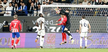 2-3. Centro lateral,  Kepa Arrizabalaga salta con Álvaro Morata, el guardameta vasco no consigue despejar,el balón da en el cuerpo de Antonio Rüdiger y termina en un autogol del central alemán del conjunto blanco.