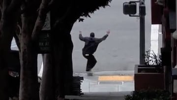 El skater Pablo Ram&iacute;rez durante uno de sus descensos en skate por las colinas de San Francisco (California), en las que falleci&oacute; al ser atropellado por un cami&oacute;n de la basura.