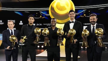 Butragueño, que recogió el premio dado a Carlo Ancelotti, Bellingham, Vinicius, Courtois, y José Ángel Sánchez posan con sus respectivos premios.