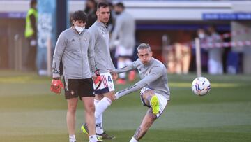 Ezequiel Avila en el calentamiento ante el Huesca.