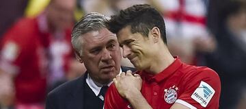 Lewandowski holds his shoulder in the win over Borussia Dortmund