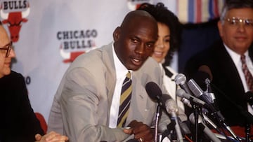 Michael Jordan, durante la rueda de prensa en la que anunci&oacute; su primera retirada.