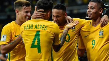 La selecci&oacute;n de Brasil celebra un gol. Aparecen Neymar, Gabriel Jes&uacute;s, Dani Alves y Coutinho.