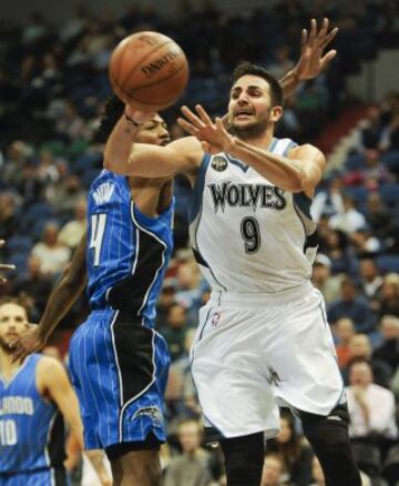 Ricky Rubio pasa el balón ante la marca de Elfrid Payton.