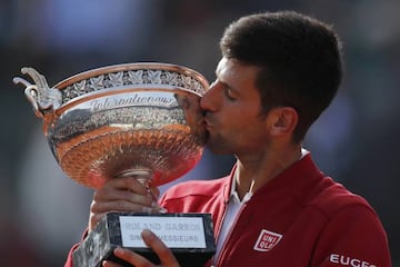 Novak Djokovic besa el trofeo de campeón de Roland Garros.