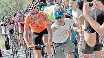 <b>HÉROE Y ESPONTÁNEO. </b>Samuel Sánchez, en el momento de descolgar en Monachil a Sastre, Luis Pérez y a un aficionado inoportuno.