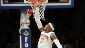 Carmelo Anthony jugador de los Knicks de Nueva York, entrando a canasta en el partido que enfrentaba a su equipo contra los Sixers.