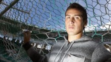 Enzo Roco agarra una de las redes del Martínez Valero