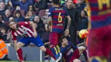 Falta de Filipe Luis a Messi en la que el brasileño vio la tarjeta roja.