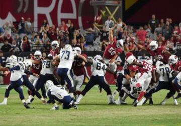 Partido igualadísimo que se resolvió con un field goal de 42 yardas por parte del rookie de los Chargers Josh Lambo (en la foto). Por parte de San Diego destacó su defensa, que hizo hasta 6 sacks en la primera mitad (Melvin Ingram placó dos veces a Carson Palmer), y por parte de Arizona destacaron otros dos rookies: el corredor David Johnson, que consiguió 66 yardas en 13 veces con un avance promedio de 5,1 yardas, y el rápido receptor J.J. Nelson, que logró recibir un pase de 57 yardas de Palmer.