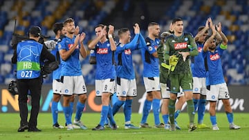 Los jugadores del N&aacute;poles dan las gracias a la afici&oacute;n en San Paolo.