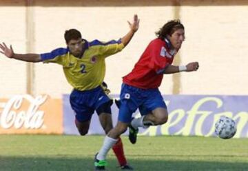 Chile fue cuarto en aquella Copa América disputada en Paraguay. En semifinales, 'La Roja' cayó en penales frente a Uruguay. En la foto, Iván Zamorano desmarcándose de Iván Córdoba en el Chile 3 - 2 Colombia.