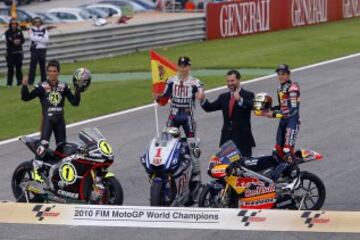 Dominio hist¨®rico del motociclismo espa?ol al conquistar los tres t¨ª?tulos en juego en el Mundial de 2010. Jorge Lorenzo se hac¨ª?a con el campeonato en MotoGP, Toni El¨ª?as en la reci¨¦n estrenada Moto2 y Marc M¨¢rquez en 125cc. Adem¨¢s Pedrosa, Sim¨®n y Terol fueron subcampeones.