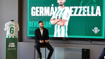Pezzella, durante el acto de su renovación con el Betis.