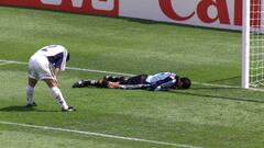 Zubizarreta lamenta en el suelo un grave error suyo que propici&oacute; al derrota ante Nigeria en el Mundial de Francia.
 