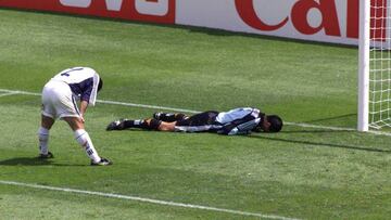 Zubizarreta lamenta en el suelo un grave error suyo que propici&oacute; al derrota ante Nigeria en el Mundial de Francia.
 