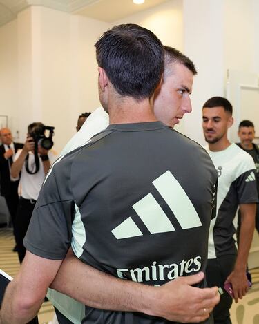 Xabi Alonso abraza a Lunin en el hotel Four Seasons Palm Beach, en Florida.