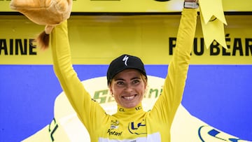 La ciclista neerlandesa Demi Vollering celebra su victoria en la general del Tour de Francia Femmes avec Zwift 2023.