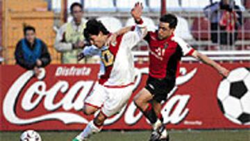 <b>FUE PENALTI</b>. Marcos impidió con el brazo la progresión de Peragón dentro del área.