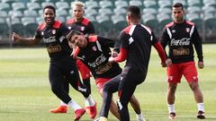 PER01. AUCKLAND (NUEVA ZELANDA), 08/11/2017. El mediocampista de la selecci&oacute;n peruana de f&uacute;tbol Edison Flores (c) participa durante un entrenamiento hoy, mi&eacute;rcoles 08 de noviembre del 2017, en el estadio QBE de la ciudad de Auckland (