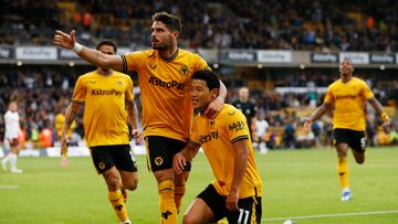 Pedro Neto y Hee-chan Hwang, jugadores del Wolverhampton, celebran un gol.