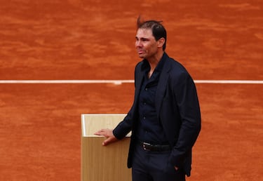 Rafa Nadal durante su emotivo homenaje en la pista Philippe-Chatrier. 