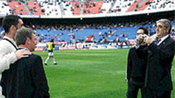 <b>APOYO.</b> Dani Sánchez Llibre estuvo en Madrid con Javier Clemente y sus hombres.