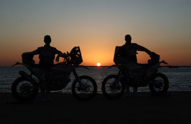 Nada más de empezar 2026, el vivac de Yanbu, al oeste de Arabia Saudí, ya acoge a todos los pilotos que participarán en el Rally Dakar, que empieza mañana con un prólogo. Algunos, como los pilotos chinos Zhao Hongyi y Zhang Min, del equipo Zero Mileage Lubricant de Rally2, aprovechan para hacerse un retrato idílico como una puesta de sol a orillas del Mar Rojo.
