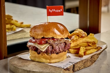 Este es el hotel en el centro de Madrid donde comer clásicos castizos con fusión norteamerica: desde tablas de ibéricas a hamburugesas a la brasa
