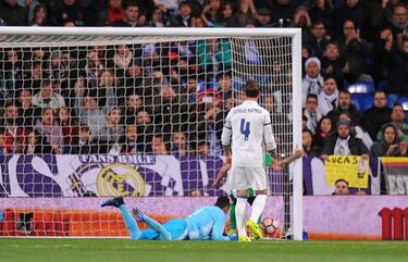 Pep Guardiola wants to bin Claudio Bravo for Keylor Navas