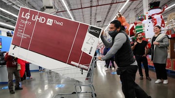 A shopper pushes a cart with a television screen during the opening of Mexican shopping season event "El Buen Fin" (The Good Weekend) as consumers shop emulating the "Black Friday" shopping, at Sam's Club store in Mexico City, Mexico, November 11, 2022. REUTERS/Henry Romero