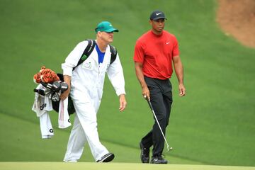 Tampoco puede uno pasearse de cualquier forma por el Augusta National. A diferencia del resto de majors, los caddies no sólo llevan un peto distintivo, sino que llevan un mono blanco y una gorra verde con el logotipo del Masters en lugar de la del patrocinador del jugador para el que trabajan. Los espectadores también tienen que cumplir algunas normas, como no portar móviles, cámaras o sillas con reposabrazos. No se ven patrocinios en el trazado y el acuerdo con la televisión CBS es cuanto menos particular: regula aspectos de todo tipo, como que los comentaristas llamen al público 'patrons' (patronos) y no espectadores o la cantidad de publicidad.

