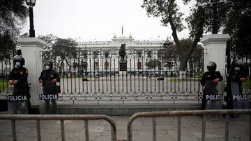 Police stand guard as Congress was set to vote over whether to oust Peru&#039;s President Martin Vizcarra after impeachment proceedings were launched last week, in Lima, Peru September 18, 2020. REUTERS/Sebastian Castaneda NO RESALES. NO ARCHIVES