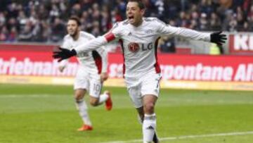 Chicharito celebra su primer tanto contra el Eintracht.
