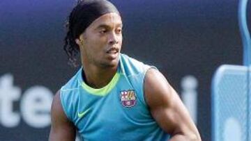 <b>INCIERTO. </b>Ronaldinho recoge balones en un entrenamiento.