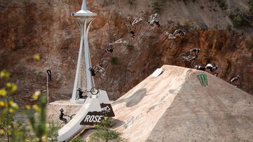 Un piloto de MTB plancha un backflip en el Audi Nines MTB.