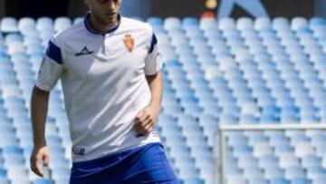 GRA135 ZARAGOZA, 11/08/2014.- El jugador de origen albanokosovar Vullet Basha, que viene cedido del conjunto suizo FC Sion, ha sido presentado hoy en el estadio Municipal de la Romareda como nuevo jugador del Real Zaragoza. EFE/Toni Galan