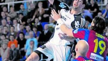 <b>DESEADO. </b>Karabatic se levanta para lanzar ante el Barcelona.