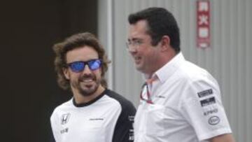 Eric Boullier pasea junto a Fernando Alonso.