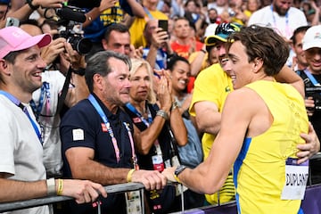 Duplantis celebra con sus padres Greg y Helena. Y también con Renaud Lavillenie.