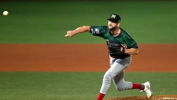 AME1480. GUADALAJARA (MÉXICO), 02/02/2026.- El pitcher Trevor Clifton de México Rojo lanza una bola este lunes, durante un partido de La Serie del Caribe de Béisbol 2026 entre México Rojo y Panamá en el Estadio Panamericano, en Guadalajara (México). EFE/ Francisco Guasco