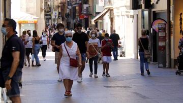 Pla general de persones passejant pel carrer Major de Lleida aquest dissabte despr&eacute;s de l&#039;anunci del Govern de confinar la comarca del Segri&agrave;, el 4 de juliol de 2020. (Horitzontal)