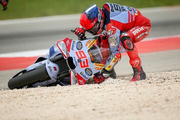 Marc Márquez trata de levantar su moto de la grava y tratar de continuar en la carrera.