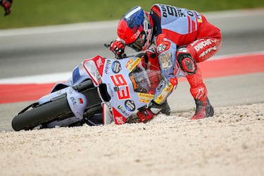 Marc Márquez trata de levantar su moto de la grava y tratar de continuar en la carrera.