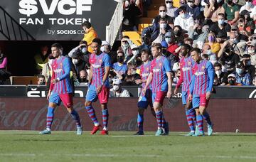 Los jugadores del Barcelona celebran el 0-1 de Aubameyang al Valencia. 